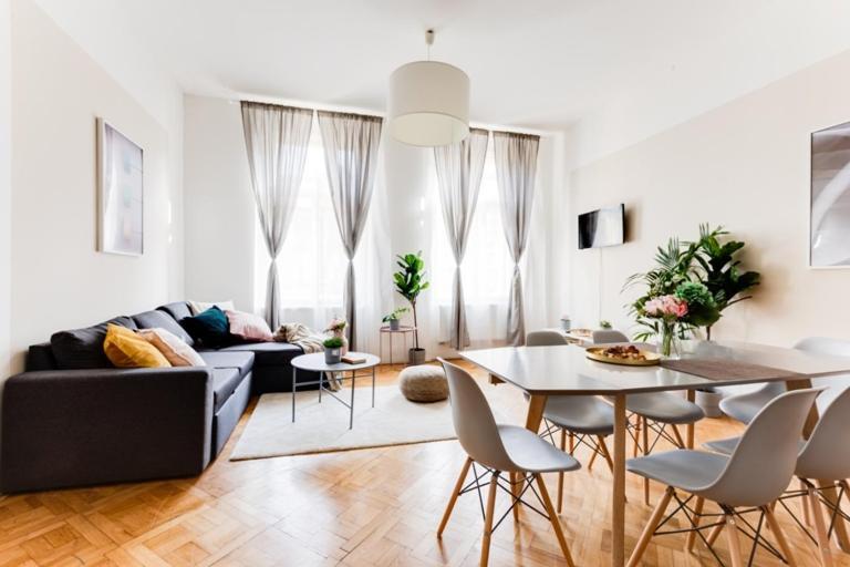 New & Cozy 3bds In Historical Center - S8 * Praha